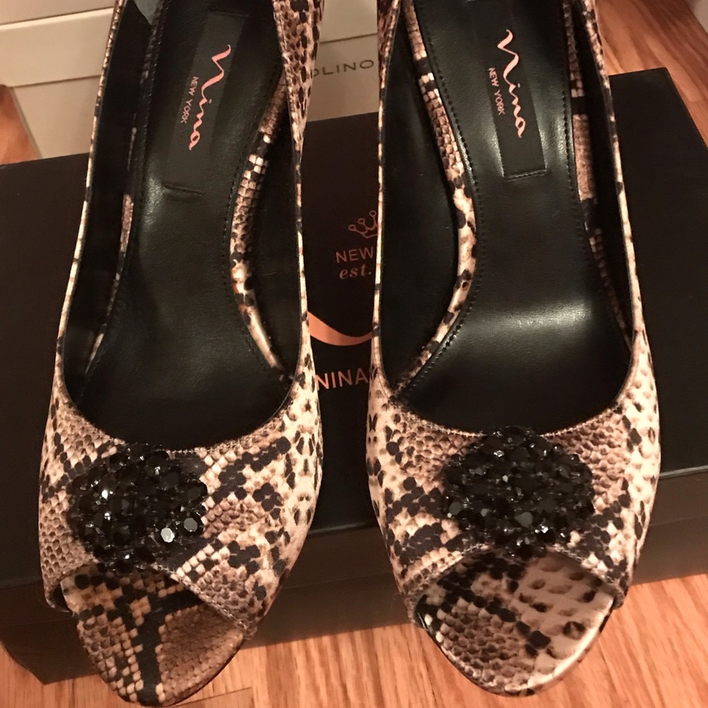 Nina women’s peep toe pin up snake print heels 9